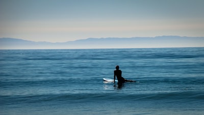 风景摄影镜头的人冲浪板
